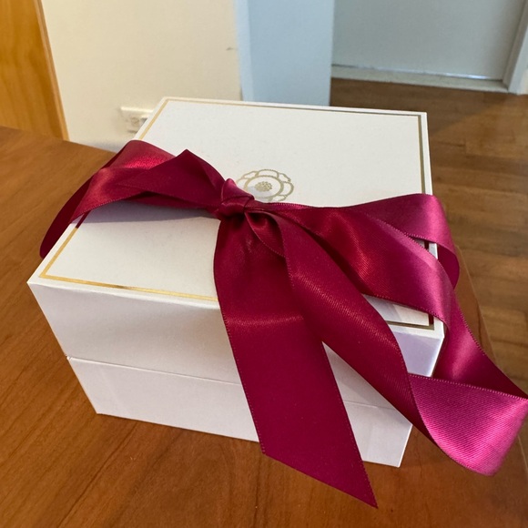 L'Amour Toujour Hinged Bangle Gold
CAPUCINE DE WULF
In original box, never worn - Picture 3 of 3